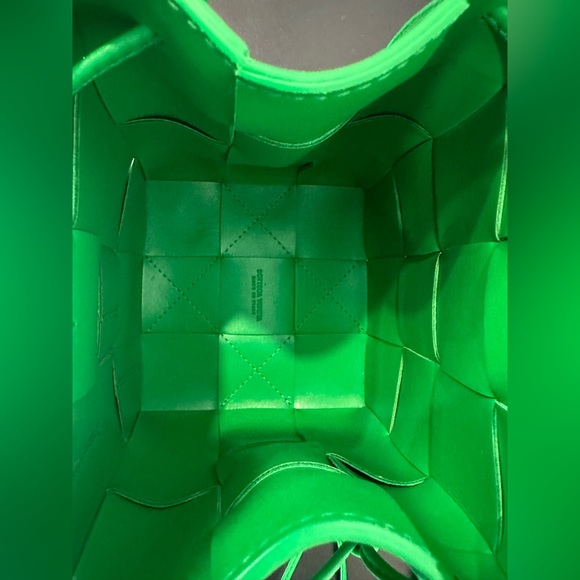 <SOLD> Bottega Veneta Small Green Cassette Bucket Bag - Picture 6 of 9